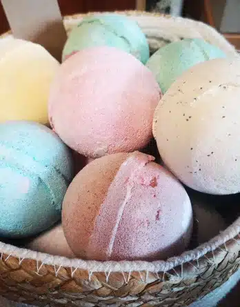 Bombes de bain couleur et parfum mélangé dans un pot