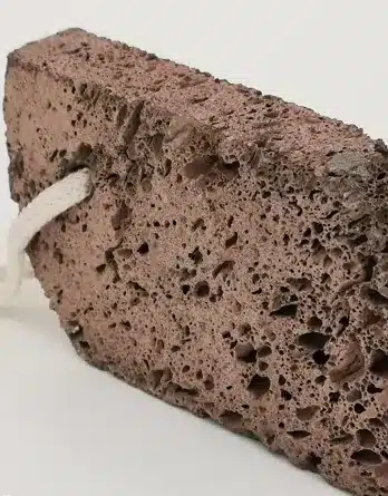 Pierre ponce en lave volcanique naturel avec sa ficelle