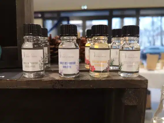 présentation de flacons d'huile de parfum naturel aligné