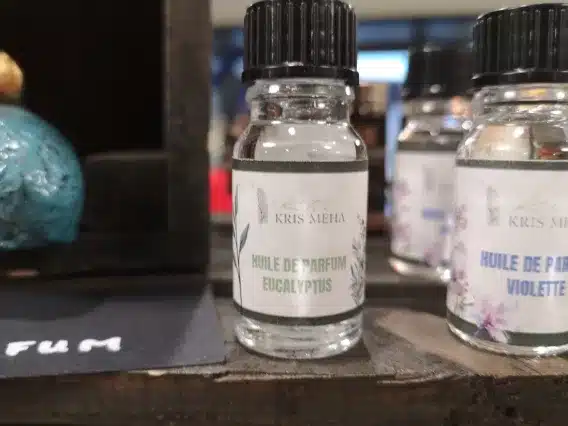 présentation de flacons d'huile de parfum naturel de eucalyptus
