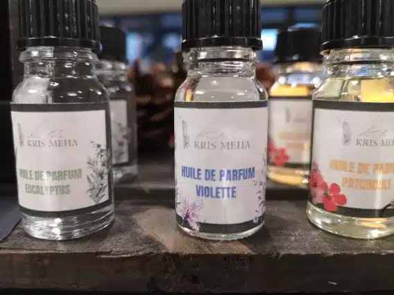 présentation de flacons d'huile de parfum naturel de violette