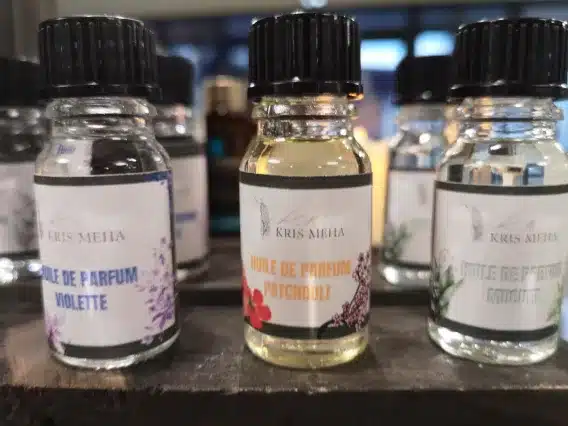 présentation de flacons d'huile de parfum naturel de patchouli