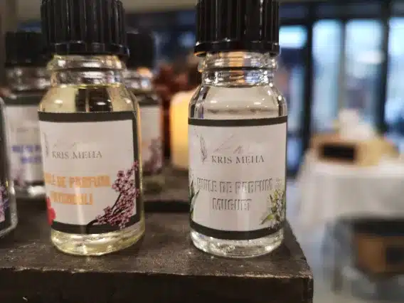 présentation de flacons d'huile de parfum naturel de muguet